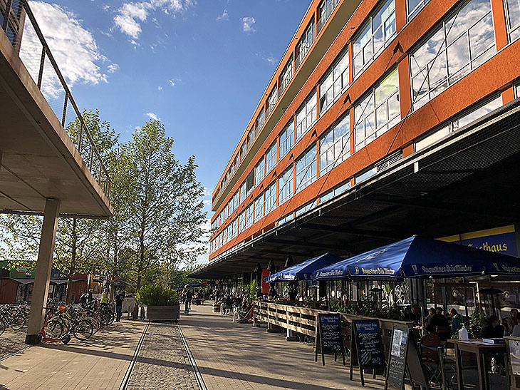 Unter freiem Himmel ist Gastro wieder möglich im Werksviertel-Mitte wie hier im "Zum Riederstein" (©Foto: Martin Schmitz)